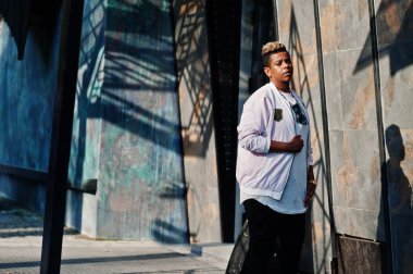 Şık hipster Arap adam adam sokakta açık poz verdi. Stil rap şarkıcısı. 