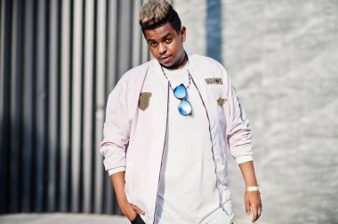 Şık hipster Arap adam adam sokakta açık poz verdi. Stil rap şarkıcısı. 