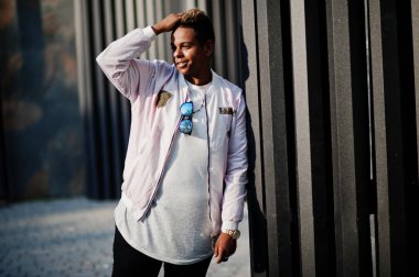 Şık hipster Arap adam adam sokakta açık poz verdi. Stil rap şarkıcısı. 