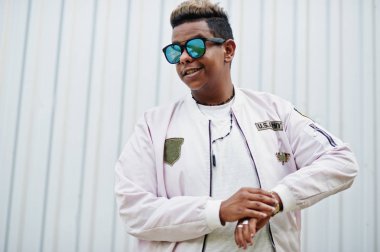 Şık hipster Arap adam adam sokakta açık poz verdi. Stil rap şarkıcısı çelik duvara.