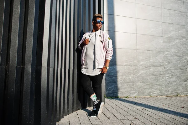 Elegante Hombre Árabe Hipster Gafas Sol Posado Aire Libre Calle — Foto de Stock