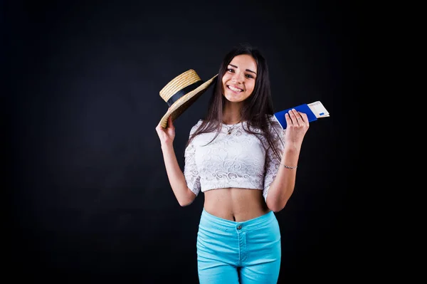 Retrato Una Mujer Feliz Posando Con Pasaporte Sombrero —  Fotos de Stock