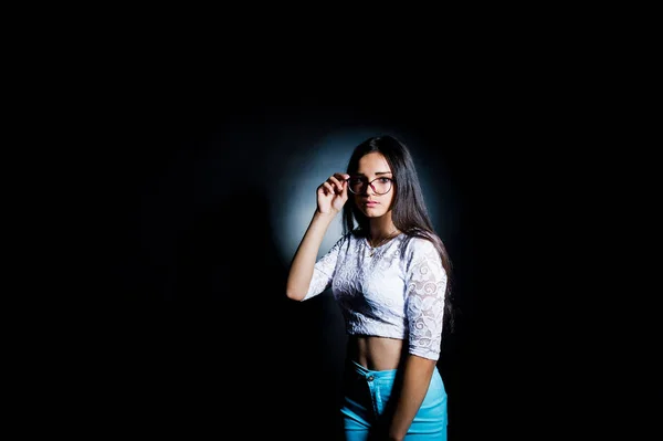 Retrato Una Atractiva Joven Top Blanco Pantalones Azules Posando Con — Foto de Stock