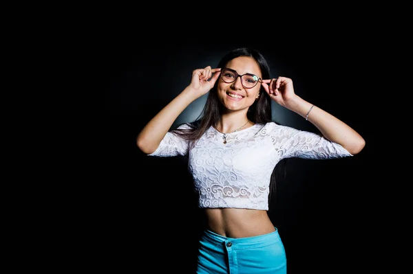 Portret Van Een Aantrekkelijke Jonge Vrouw Een Witte Bovenkant Blauwe — Stockfoto