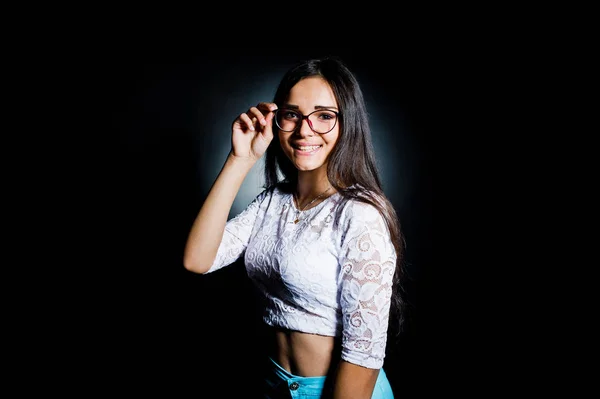 Портрет Привлекательной Молодой Женщины Белом Топе Синих Брюках Позирующей Очками — стоковое фото