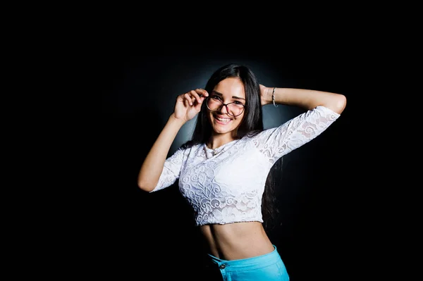 Retrato Una Atractiva Joven Top Blanco Pantalones Azules Posando Con —  Fotos de Stock