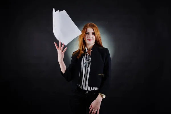 Портрет Рыжеволосой Предпринимательницы Полосатой Блузке Куртке Выбрасывающей Бумагу — стоковое фото