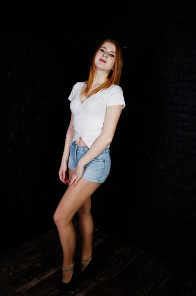 Portret Van Een Prachtige Roodharige Meisje Wit Shirt Denim Shorts — Stockfoto