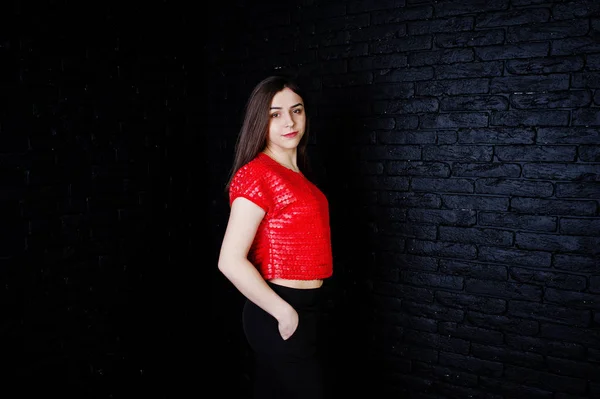 Portret Pięknej Dziewczyny Brunetka Czerwonym Koszulkę Czarne Spodnie Obok Ceglanego — Zdjęcie stockowe