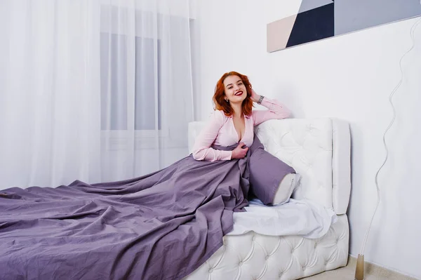 Портрет Привлекательной Рыжеволосой Девушки Лежащей Кровати Покрытой Фиолетовым Одеялом — стоковое фото
