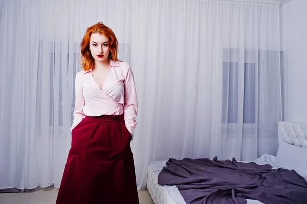 Porträt Eines Schönen Rothaarigen Mädchens Bluse Und Rock Das Bett — Stockfoto