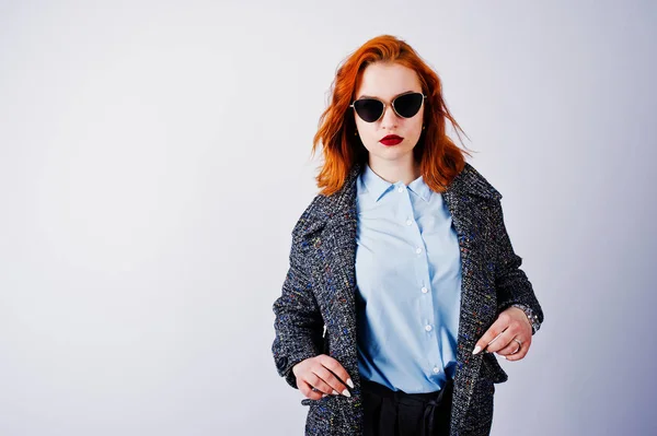 Retrato Uma Menina Ruiva Fantástica Camisa Azul Casaco Cinza Posando — Fotografia de Stock