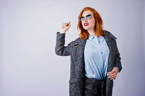 Retrato Uma Menina Ruiva Fantástica Camisa Azul Casaco Cinza Posando — Fotografia de Stock