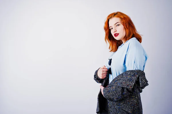 Retrato Uma Menina Ruiva Fantástica Camisa Azul Casaco Cinza Posando — Fotografia de Stock