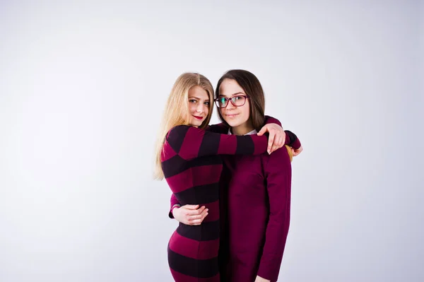 Retrato Dos Amigas Con Vestidos Cereza Posando Estudio — Foto de Stock