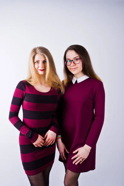 Portrait Deux Amies Robe Cerise Posant Studio — Photo