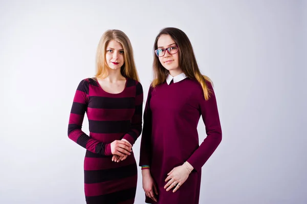 Πορτρέτο Του Δύο Φίλες Κερασιά Φορέματα Ποζάρει Στο Στούντιο — Φωτογραφία Αρχείου