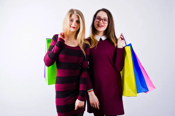 Due Bellissimi Amici Abiti Ciliegio Posa Con Shopping Bag Multicolore — Foto Stock