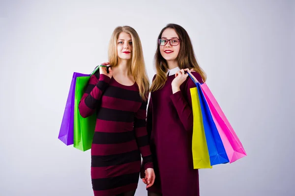 Deux Beaux Amis Robes Cerise Posant Avec Des Sacs Provisions — Photo