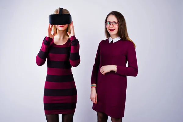 Dwie Dziewczyny Fioletowy Sukienki Trudny Zewnątrz Okulary Wirtualnej Rzeczywistości Studio — Zdjęcie stockowe