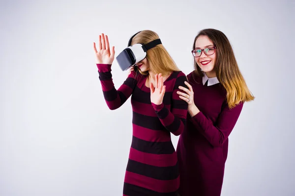 Dwie Dziewczyny Fioletowy Sukienki Trudny Zewnątrz Okulary Wirtualnej Rzeczywistości Studio — Zdjęcie stockowe