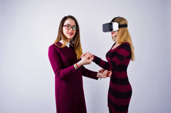 Due Ragazze Abiti Viola Provare Occhiali Realtà Virtuale Studio — Foto Stock