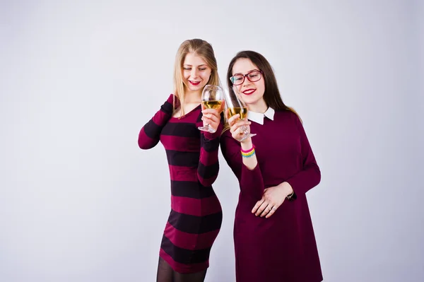 Deux Amis Séduisants Robes Violettes Boivent Vin Mousseux Champagne Studio — Photo