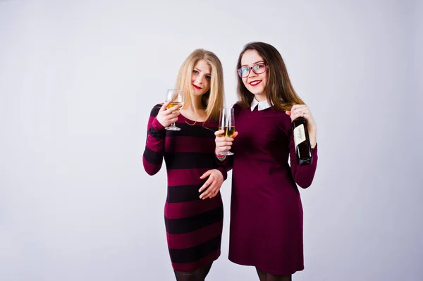 Two Attractive Friends Purple Dresses Drink Sparkling Wine Champagne Studio — Stock Photo, Image
