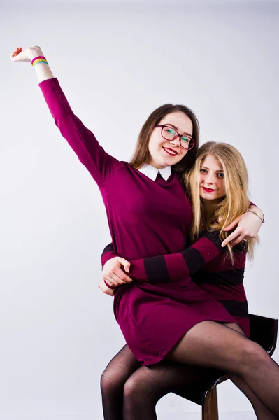 Ragazze Abiti Viola Divertirsi Posa Sulla Sedia Studio — Foto Stock