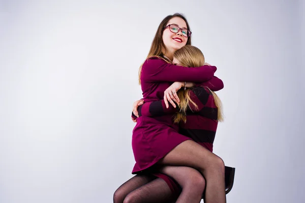 Mädchen Lila Kleidern Haben Spaß Und Posieren Auf Dem Stuhl — Stockfoto