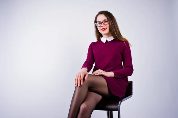 Porträtt Ung Kvinna Lila Klänning Och Glasögon Som Sitter Stolen — Stockfoto