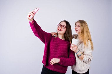 Mor elbise selfie stüdyoda alarak'de iki kız.