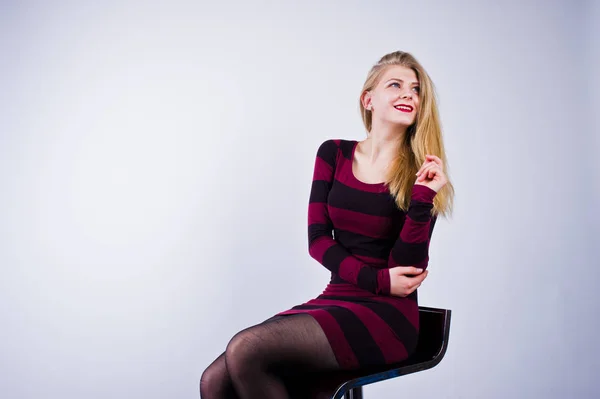 Portrait Une Jeune Femme Robe Violette Rayée Assise Sur Chaise — Photo