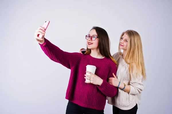 Mor Elbise Selfie Stüdyoda Alarak Iki Kız — Stok fotoğraf