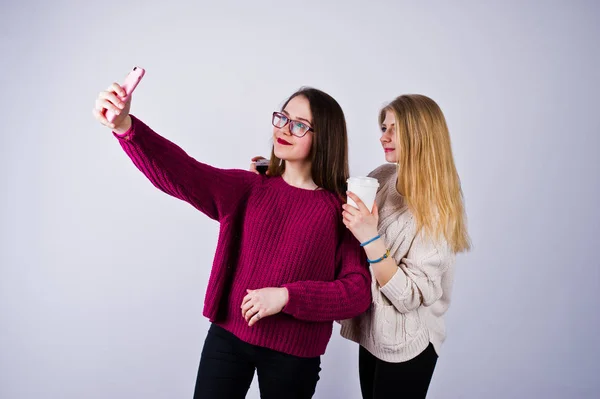 Dos Chicas Vestidos Morados Tomando Selfie Estudio —  Fotos de Stock