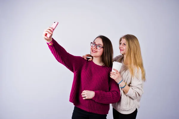 Dwie Dziewczyny Fioletowy Sukienki Biorąc Selfie Studio — Zdjęcie stockowe