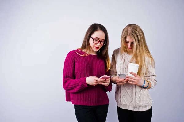 Duas Meninas Vestidos Roxos Falando Mensagens Texto Telefone Estúdio — Fotografia de Stock