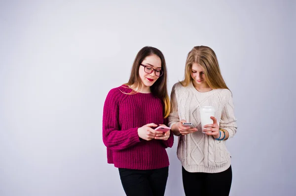 Duas Meninas Vestidos Roxos Falando Mensagens Texto Telefone Estúdio — Fotografia de Stock
