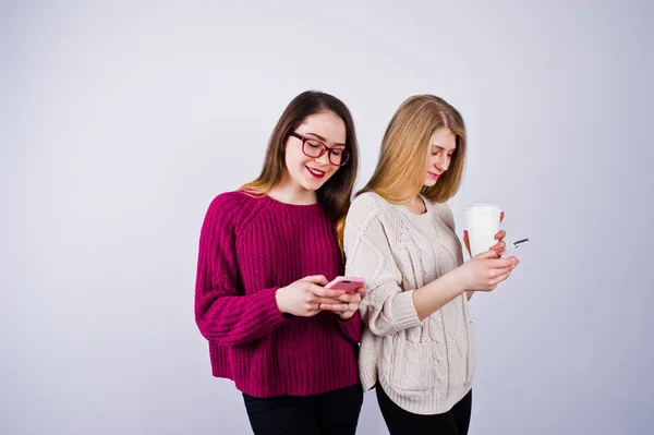 Duas Meninas Vestidos Roxos Falando Mensagens Texto Telefone Estúdio — Fotografia de Stock