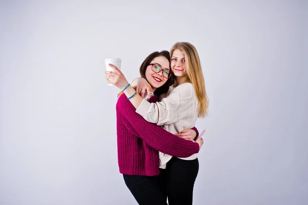 Retrato Dos Amigas Con Vestidos Cereza Posando Con Café Estudio — Foto de Stock