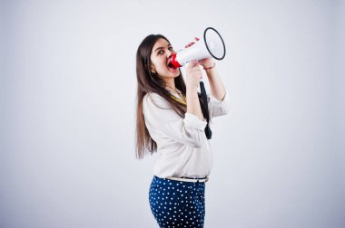 Mavi pantolon ve beyaz bluz stüdyoda megafon ile poz genç bir kadın portresi.