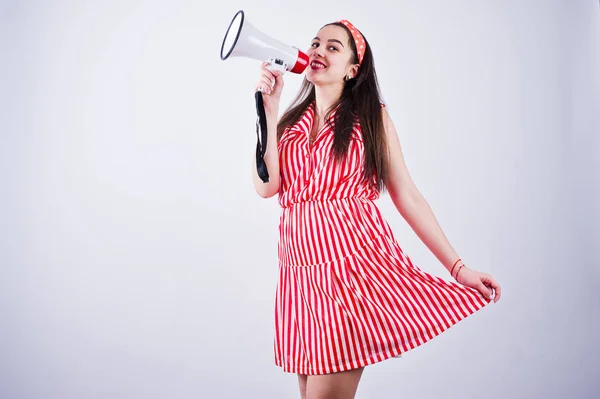 Retrato Uma Jovem Mulher Bonita Vestido Vermelho Falando Megafone — Fotografia de Stock