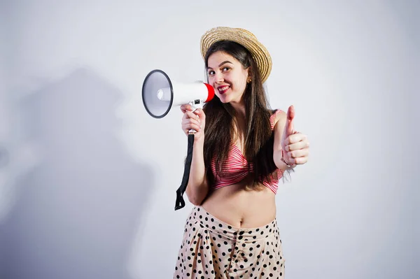 Retrato Uma Jovem Linda Maiô Chapéu Fala Megafone Estúdio — Fotografia de Stock