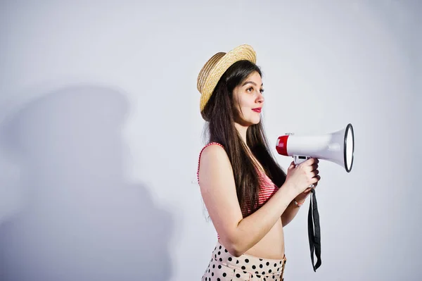 Retrato Una Hermosa Joven Traje Baño Sombrero Habla Megáfono Estudio — Foto de Stock