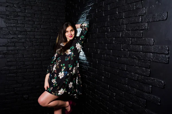 Retrato Uma Jovem Mulher Fabulosa Vestido Floral Estúdio Escuro — Fotografia de Stock