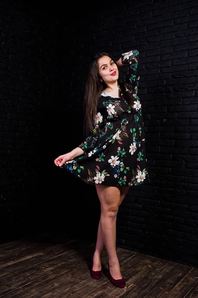 Portrait Une Jeune Femme Fabuleuse Robe Florale Dans Studio Sombre — Photo