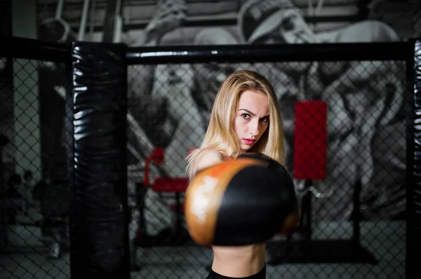 Sexy Sport Blond Meisje Bokser Die Gesteld Zijn Ring Fit — Stockfoto