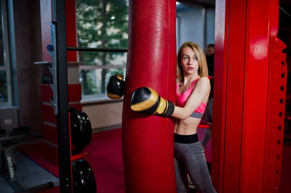 Sexy Deporte Chica Rubia Saco Boxeo Fit Boxeo Mujer — Foto de Stock