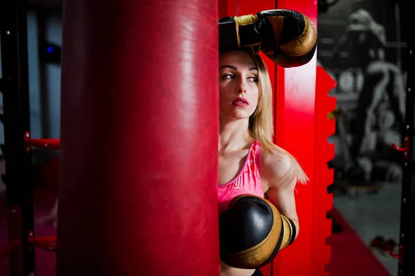 Sexig Blond Flicka Stansning Sportbag Passar Kvinna Boxning — Stockfoto