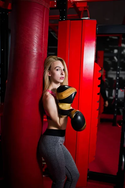 Sexy Deporte Chica Rubia Saco Boxeo Fit Boxeo Mujer — Foto de Stock